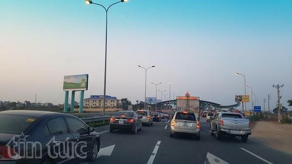 Người dân bắt đầu đổ về Thủ đô, gây ùn tắc trạm thu phí ảnh 3